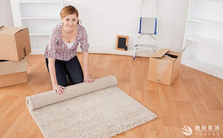 铺地毯多少钱一平米，购买的时候需要注意什么?